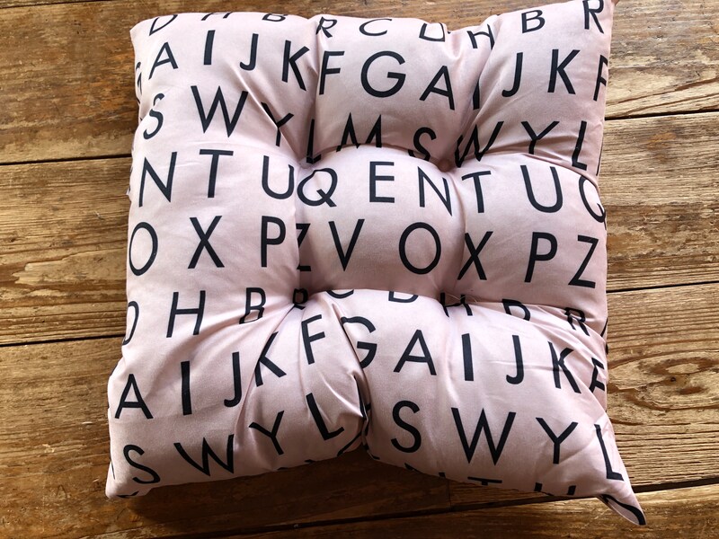 セリアの「角型クッション　文字柄」
