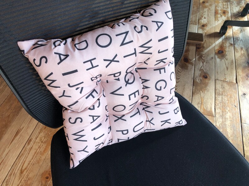 セリアの「角型クッション　文字柄」は背もたれに立てかけて使いたい