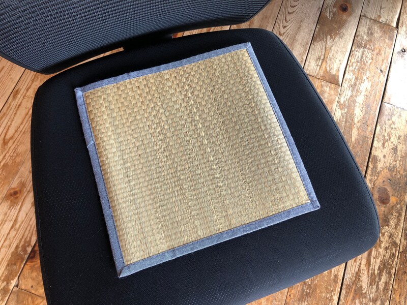 セリアの「い草シートクッション」は少し小さめサイズ