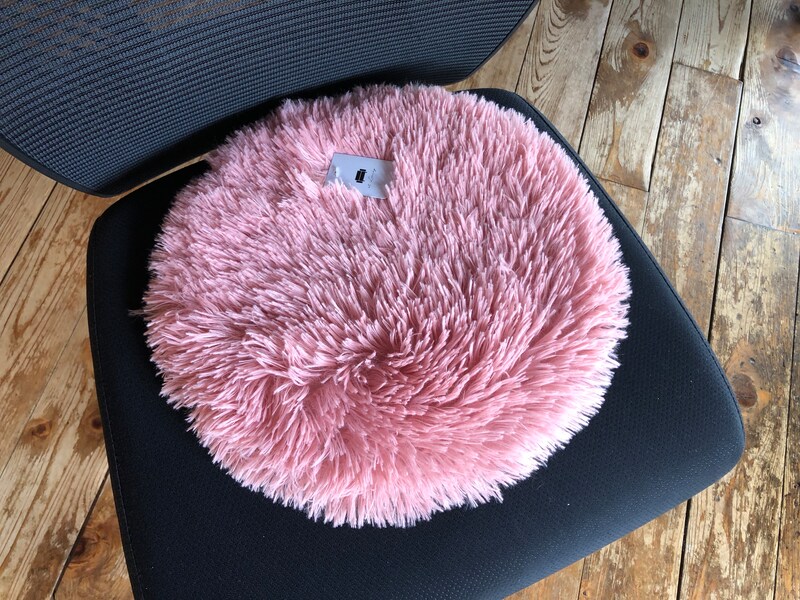 セリアの「長毛ボア　シートクッション丸型」はお尻をしっかりカバー