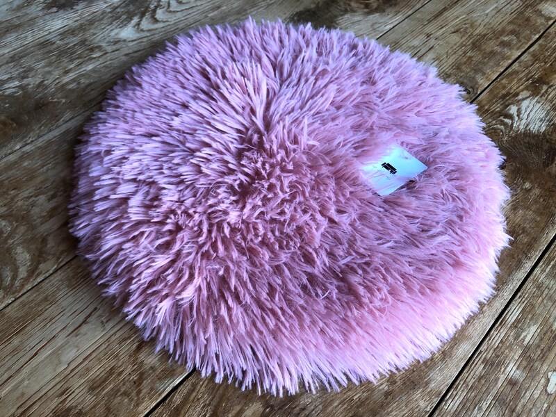 セリアの「長毛ボア　シートクッション丸型」