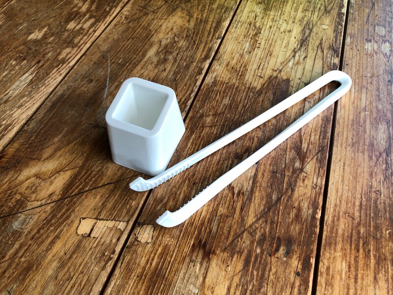 セリアの「トイレ用おそうじトング」