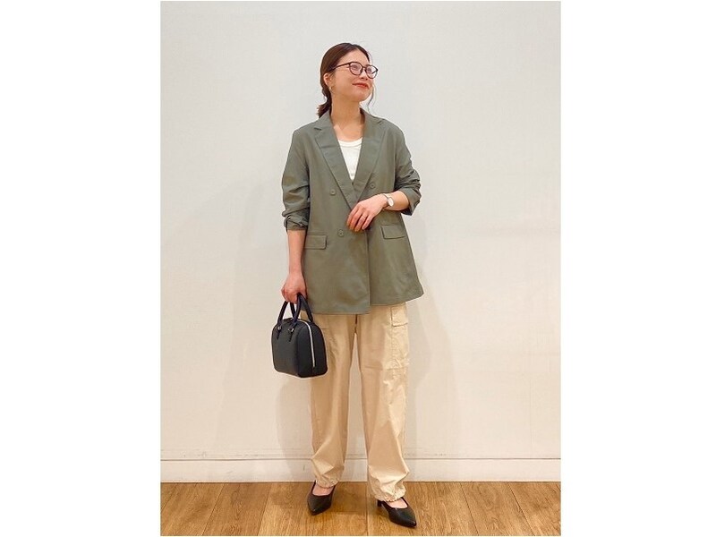 さらっと羽織れる堅すぎないジャケットは大人のデイリーコーデに重宝します 出典:StyleHint