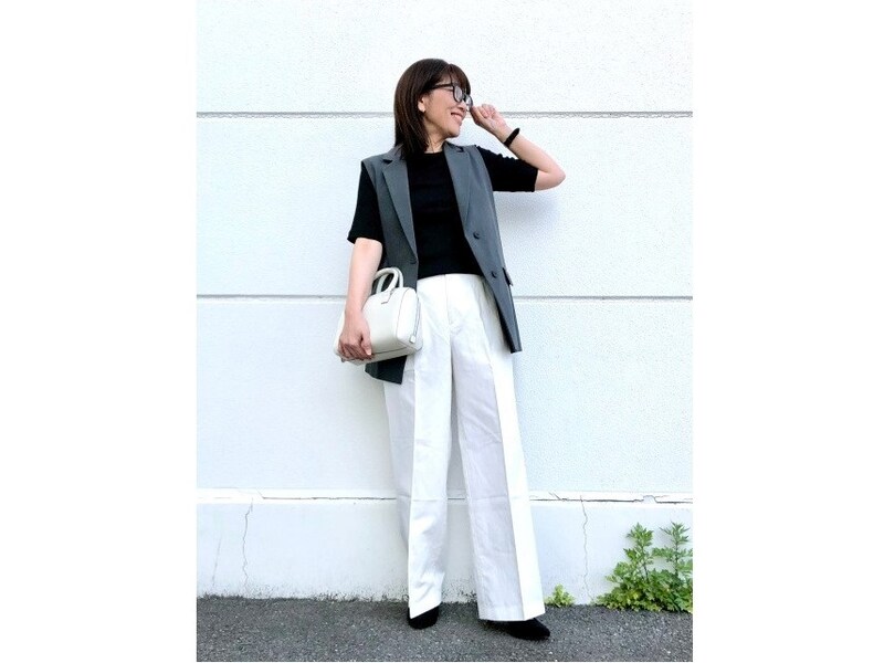 リネンブレンド素材のパンツは蒸し暑い時期でも着やすくて優秀です 出典:StyleHint