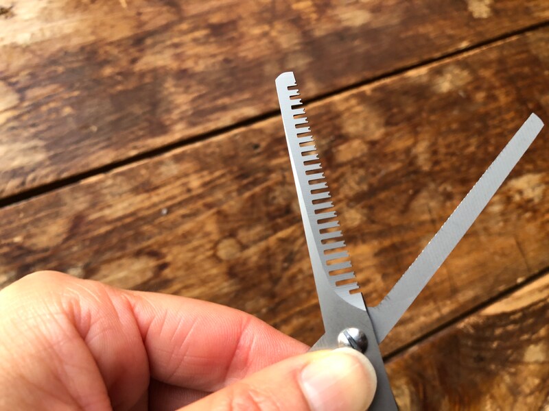 チタンコーティングで長持ちする「散髪スキハサミ」の刃も細かくなっている