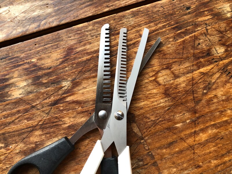 チタンコーティングがされている「散髪スキハサミ」より刃の目は粗い
