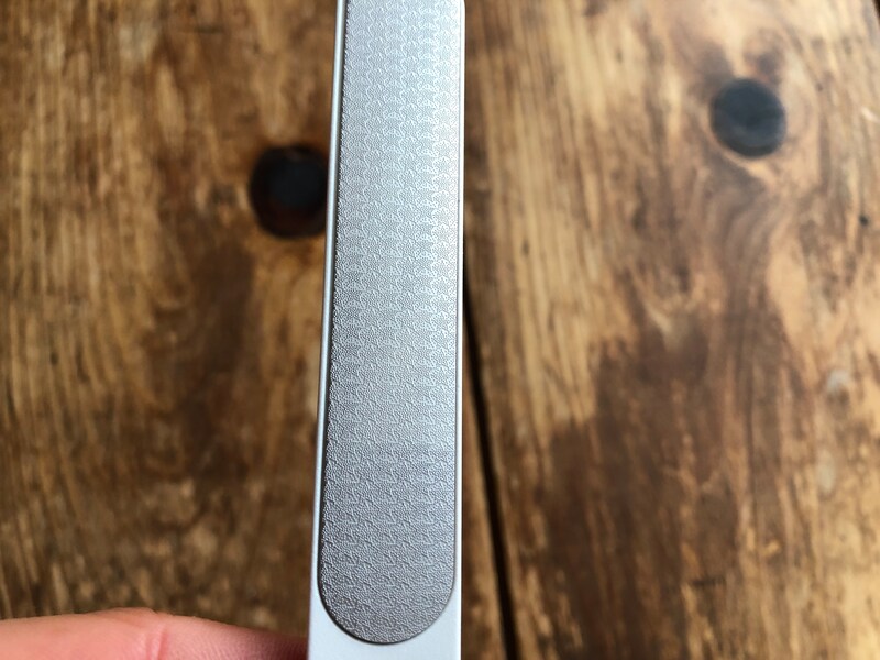 ダイソーの「ステンレス折りたたみつめみがき」のステンレス面では爪の凹凸を整える