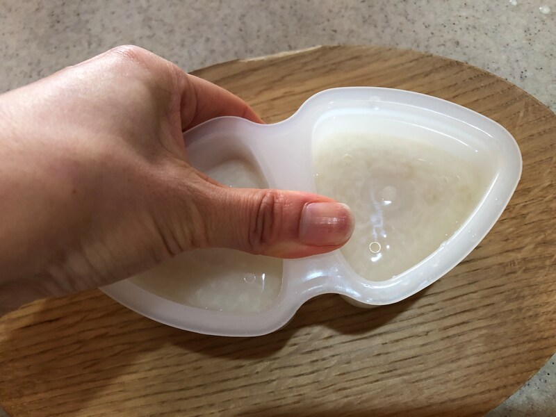 「おにぎり なるほど押し型 三角」のふたをして強めに押す