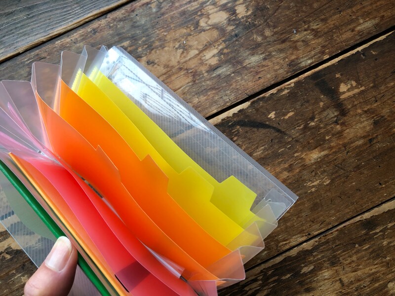 通帳のほか、ポイントカードなども入れられる