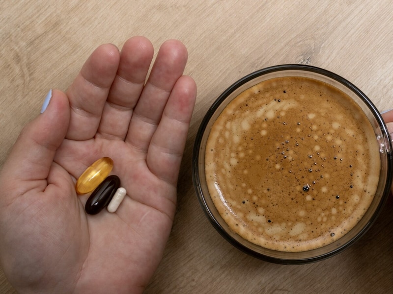 コーヒーと薬のイメージ