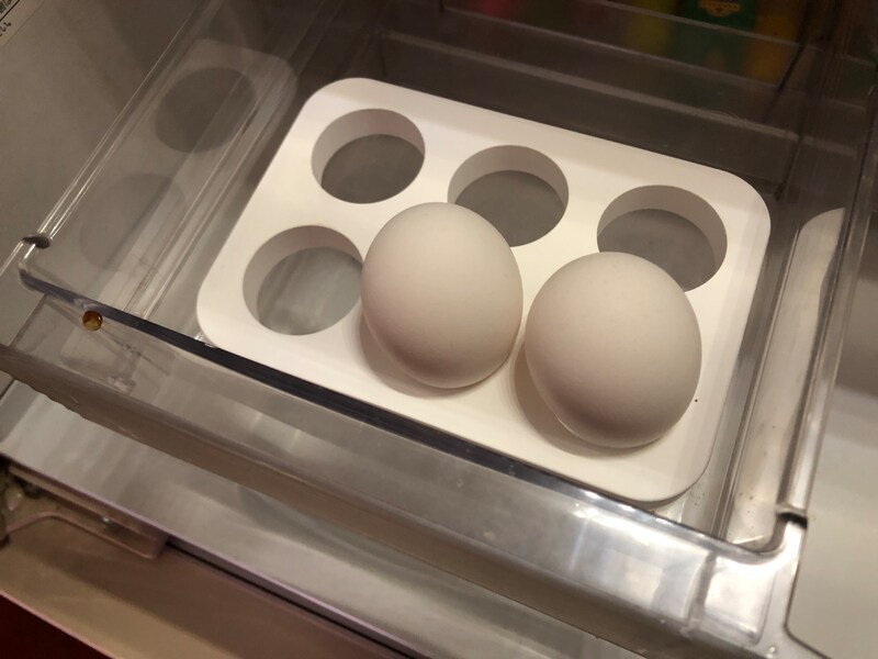 ダイソーの「たまごホルダー　珪藻土配合」は冷蔵庫の卵スペースで使える