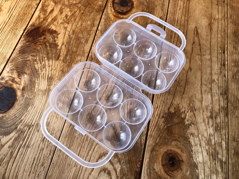 ダイソーの「たまごホルダー」のロックを外して卵を入れる