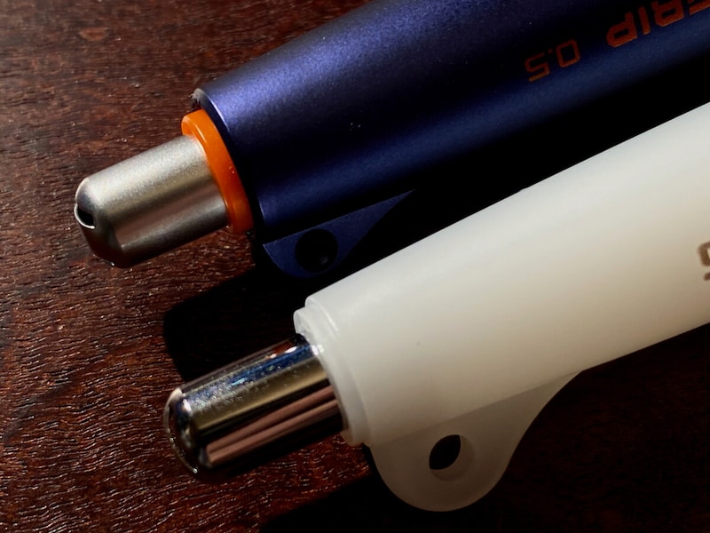 上の「ザ・ドクターグリップ」は、ノックボタン下に別パーツのリングが付いている。下の「ドクターグリップ クラシック」を見ると分かるが、リングを模した段差が初代モデルから付けられていた。