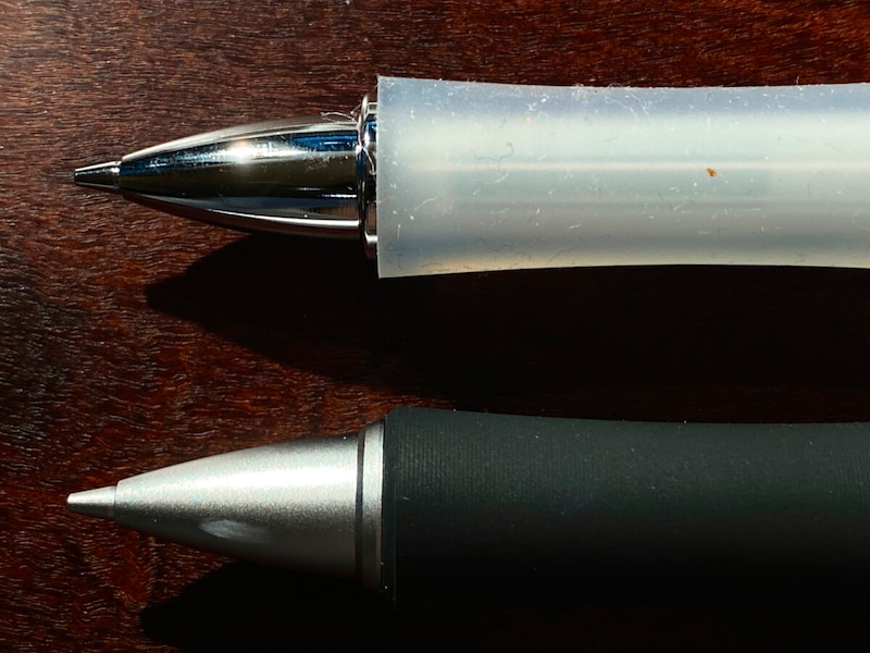 ドクターグリップ クラシック（上）と、ザ・ドクターグリップ（下）では、グリップの形や口金の仕上げが違っている。