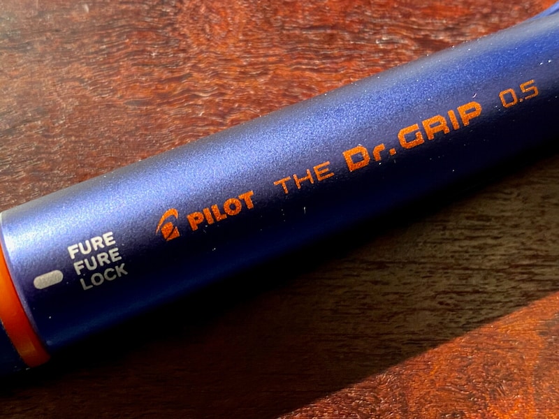 ロゴや印刷にもこだわった、現在のドクターグリップを代表するシャープペンシルだからこそ「ザ・ドクターグリップ」という名前なのです。