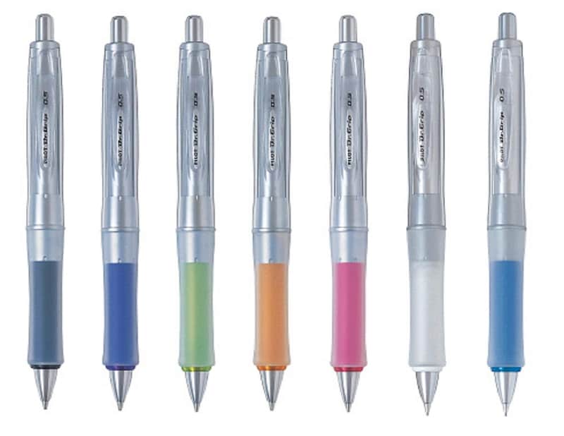 2003年に発売された「ドクターグリップ Gスペック」は、二層のグリップと最適な重量バランスを意識した設計、クリップ付きの軸などが特徴。現在は、ブラック、ソフトブルー以外は廃番になっている。