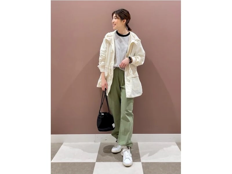 薄手の長袖カットソーなど体温調整しやすいアイテムを重ねて 出典:WEAR