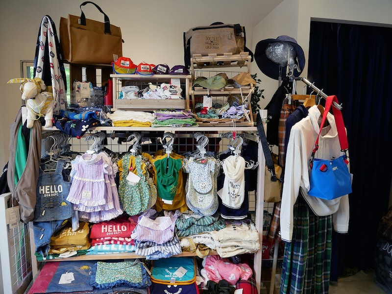 2階ショップには愛犬のためのウェア、グッズのほか、愛犬とおそろいで楽しめるカジュアルウェアがそろいます