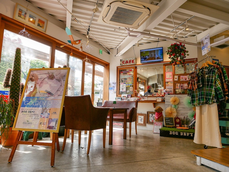 1階カフェには、4人掛けソファ席、2名横並びのテーブル席が2つあります