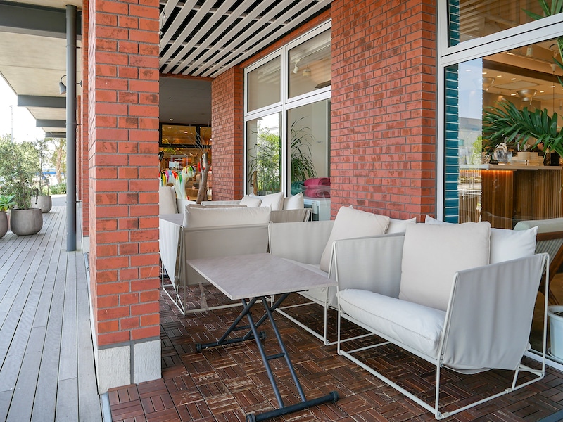 海側のソファ席のみ、チャージ料500円(90分制)がかかります