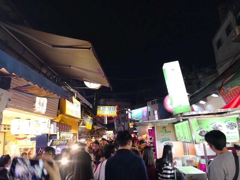 おいしい台湾グルメの屋台が並ぶ台湾の夜市