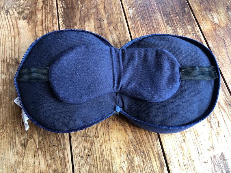 ダイソーの「ネックピロー（アイマスク付、ネイビー）」のアイマスクは取り外すことができない