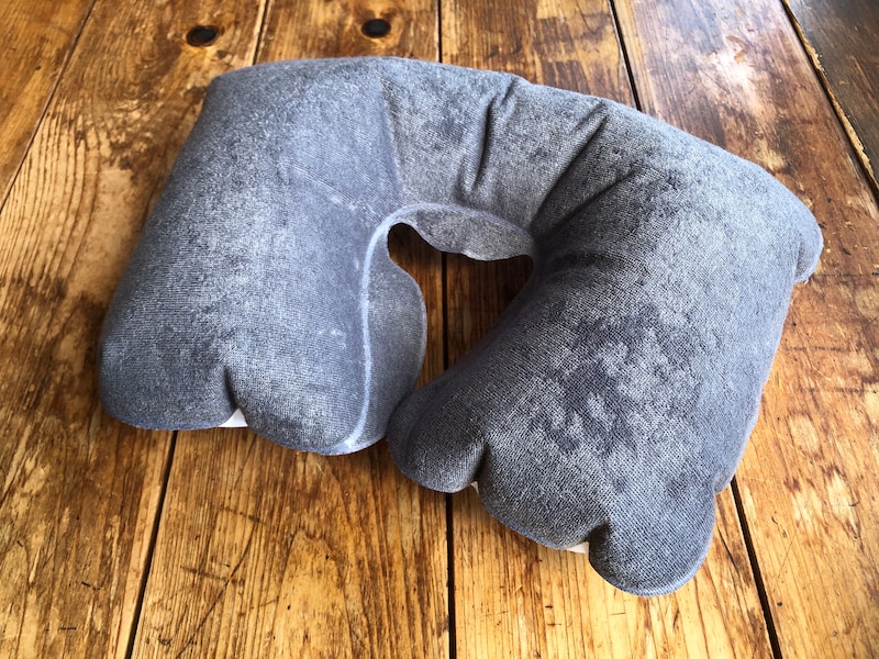 「パイル地の空気枕」に空気を入れる際には、吹き込み口の下部をつまむ