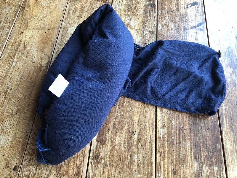 ダイソーの「マイクロビーズネックピロー（フード付き）」