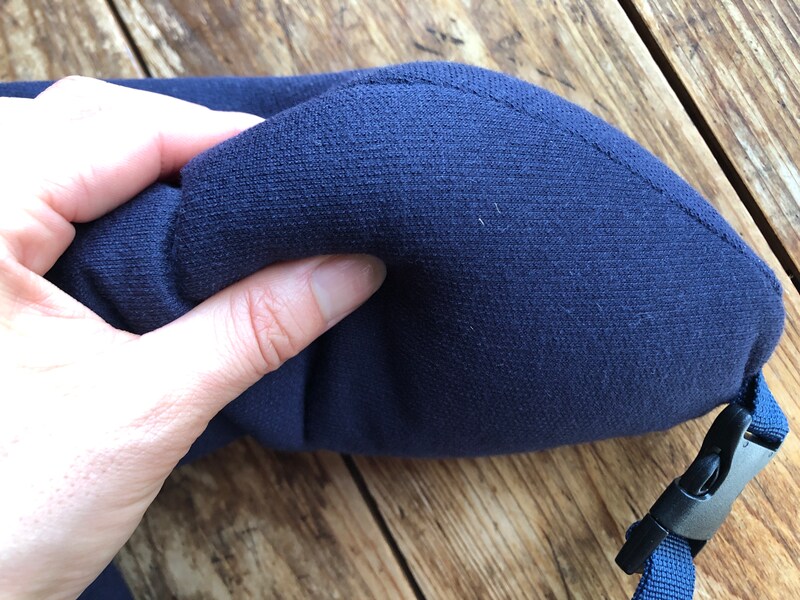 ダイソーの「マイクロビーズネックピロー（フード付き）」の詰め物はビーズで、形を変えられる