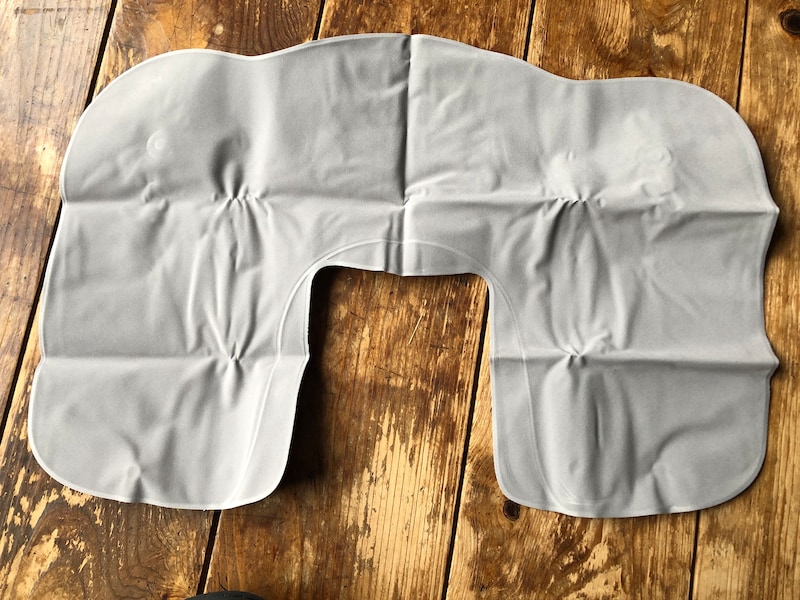 ダイソーの「らくらくエアー枕 しっかりサポート」は自分で空気を入れるタイプ
