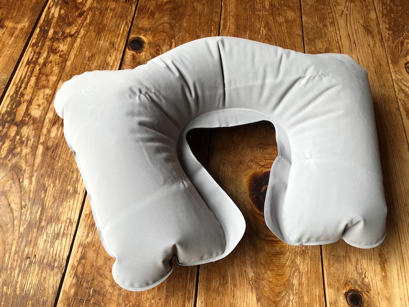 ダイソーの「らくらくエアー枕 しっかりサポート」を膨らませると、がっしりした形になる