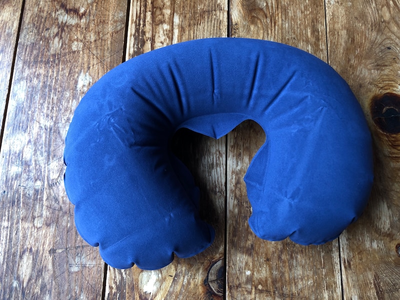 ダイソーの「らくらくエアー枕 くるんとフィット」は丸みを帯びている