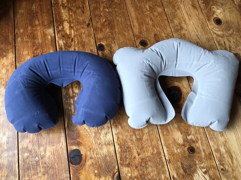 左が「らくらくエアー枕 くるんとフィット」、右がダイソーの「らくらくエアー枕 しっかりサポート」