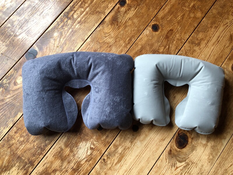 左がセリア、右がキャンドゥのネックピロー