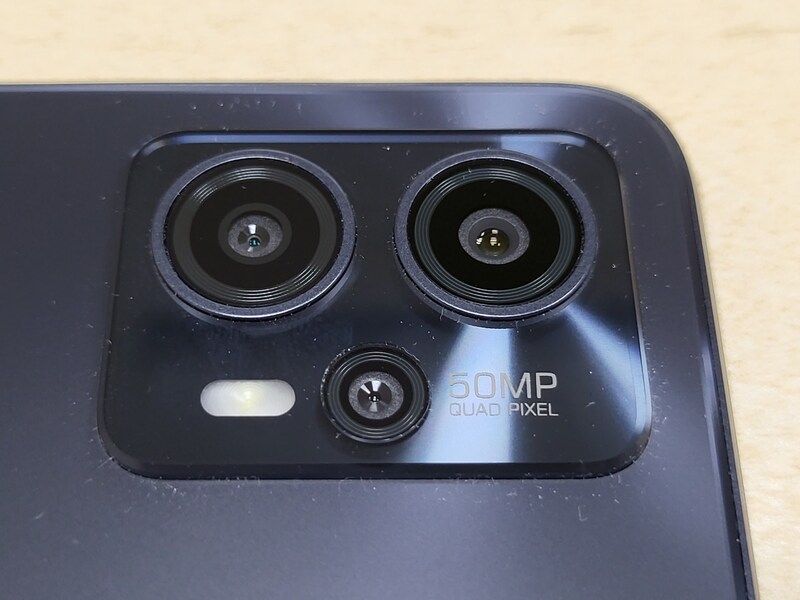 カメラは3眼仕様