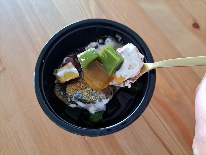 シャトレーゼの「鹿児島抹茶のわらび餅クリームあんみつ」