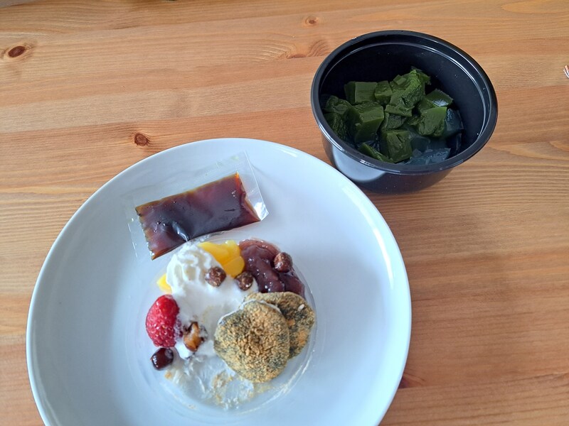 シャトレーゼの「鹿児島抹茶のわらび餅クリームあんみつ」