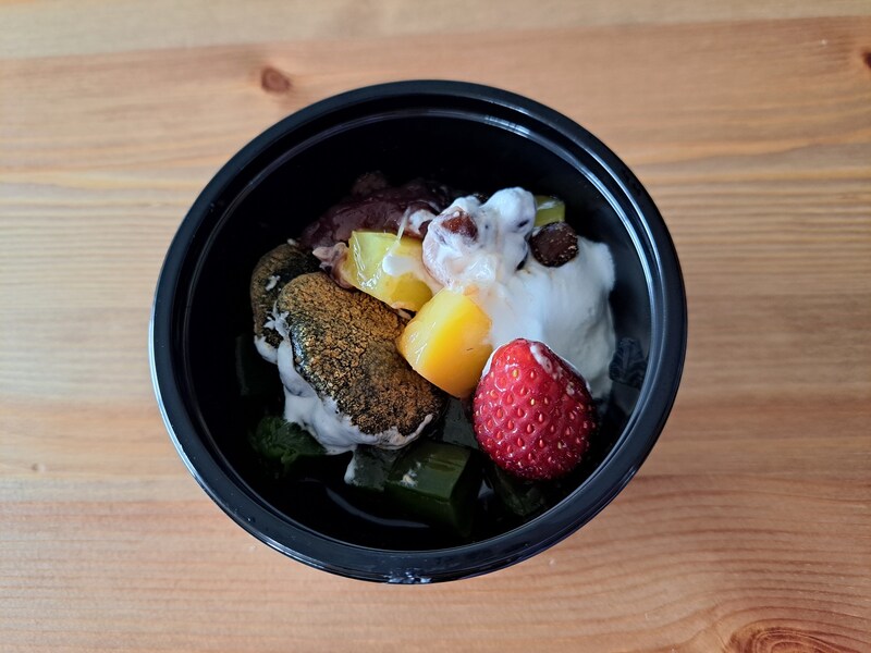 シャトレーゼの「鹿児島抹茶のわらび餅クリームあんみつ」