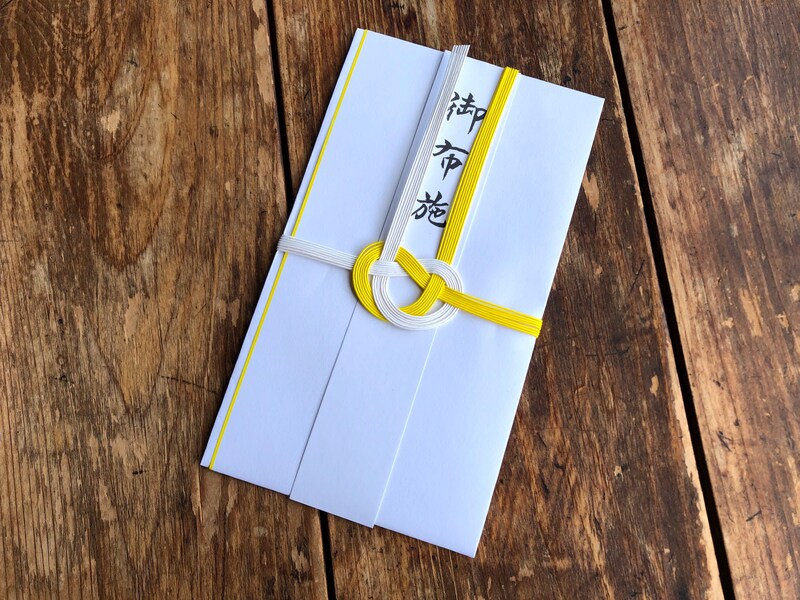 ダイソーの「金封 （黄白7本　仏）」は短冊入りで使いやすい