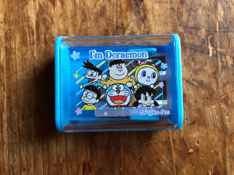 ダイソーの「鉛筆削り（IamDoraemon）」はかわいいイラスト入り