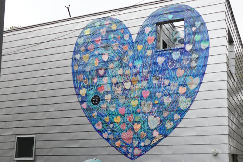 佐竹さんの事務所兼自宅の外壁は、マスキングテープで巨大なハートが描かれている