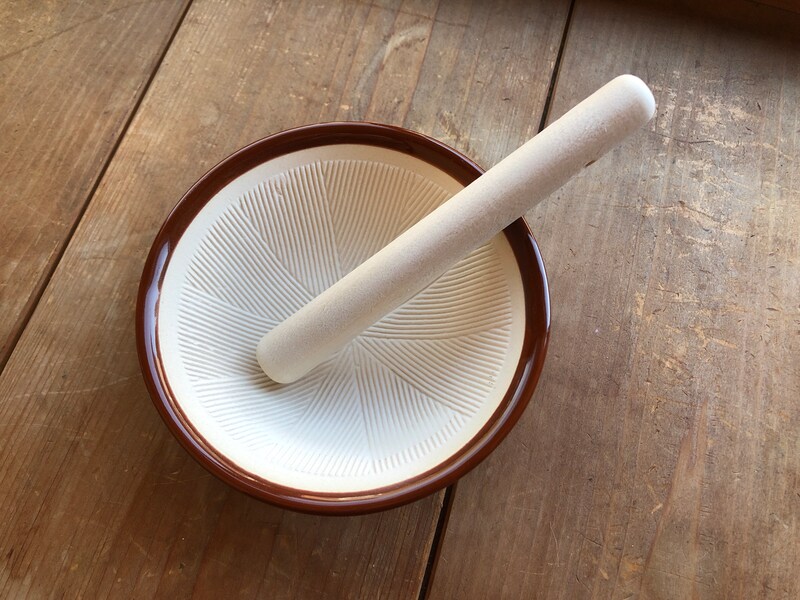 ダイソーの「ミニすり鉢」はすりこぎ付き