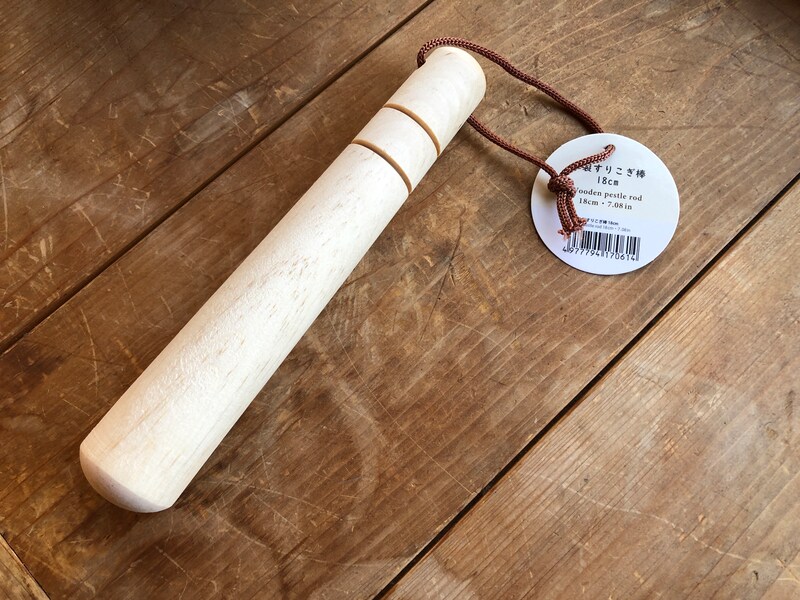 ダイソーの「すり鉢（約12cm）」にはすりこぎが付いていないので、別途購入しよう