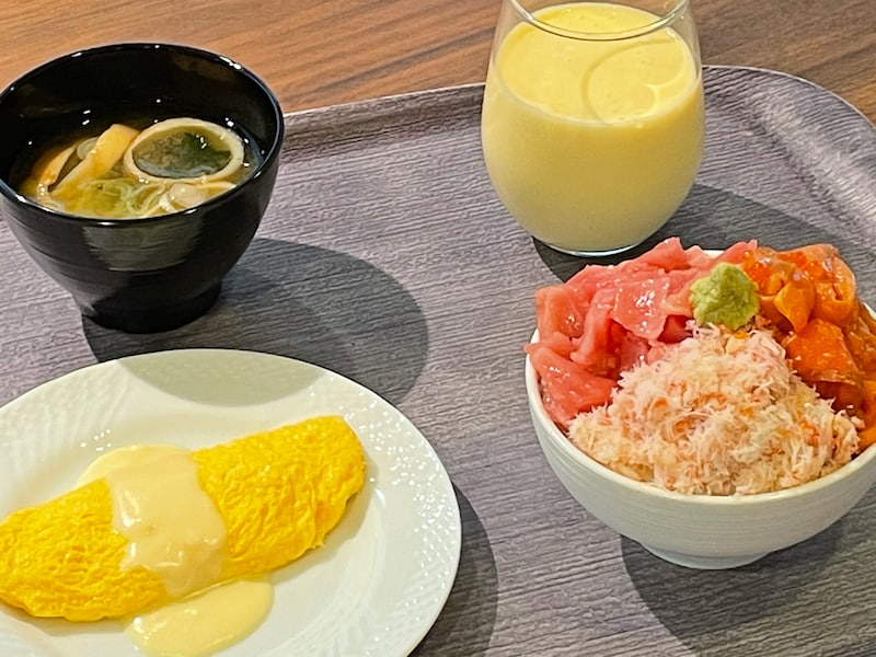 豪華な「のっけ丼」(右)。バイキングなので料理の組み合わせは自由に