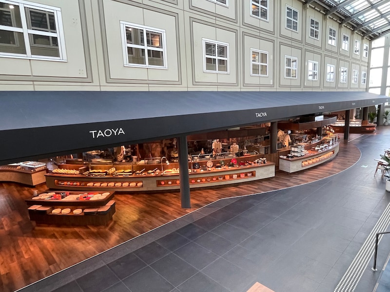 長さ約35mという、大型のライブキッチン（演出厨房）