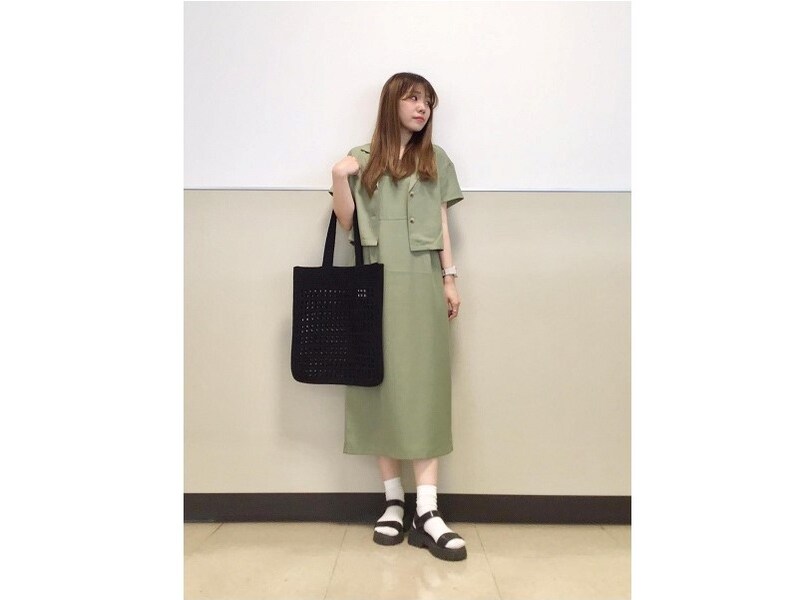 オープンカラーシャツとワンピースをセットで着ると統一感アップ　出典：StyleHint