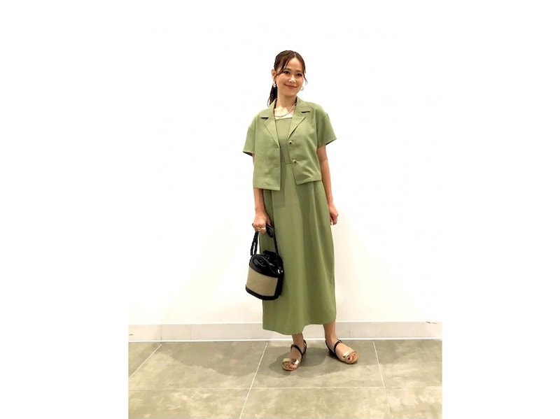 オープンカラーシャツとワンピースをセットで着て統一感のあるきれいめコーデに　出典：StyleHint