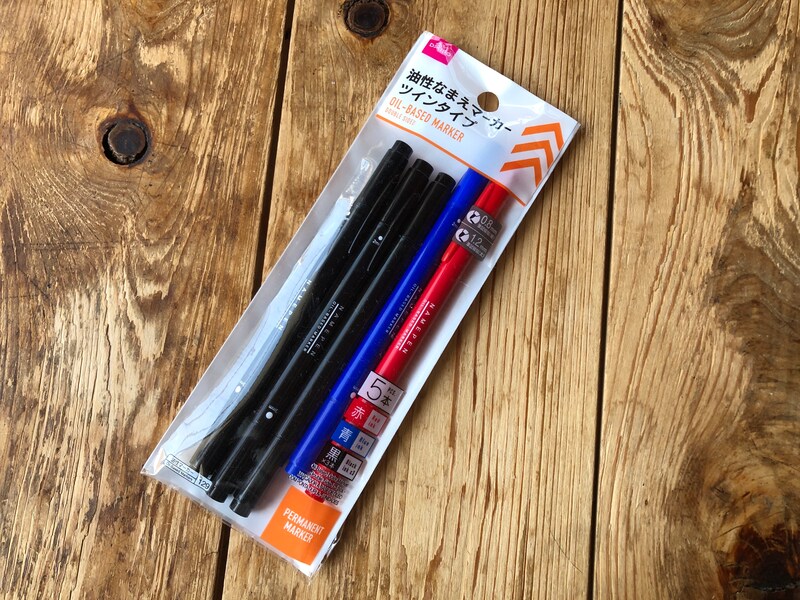 ダイソーの「油性なまえマーカー　ツインタイプ」