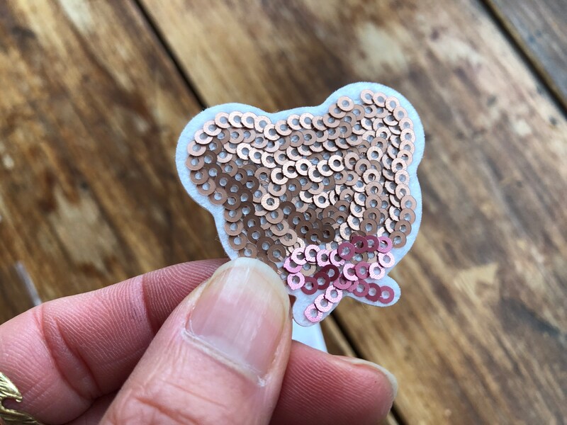 ダイソーの「スパンコールワッペン」は光の当たり方でキラキラする