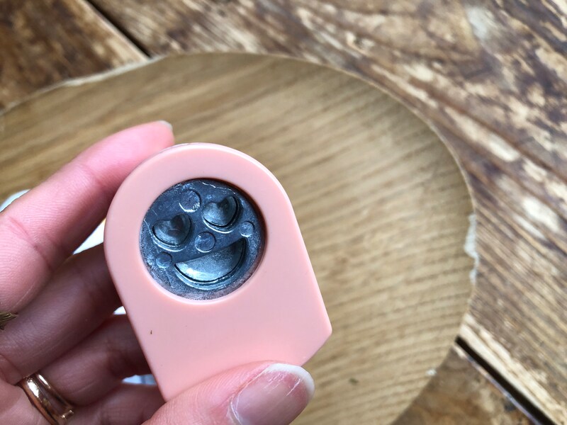 のりをはさんでぐっと押すと、形通りにくり抜かれる